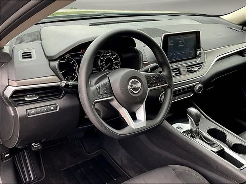 Used 2025 Nissan Altima 2.5 SV FWD image 18