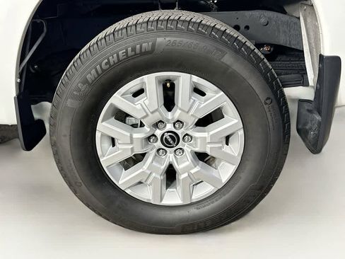 Used 2024 Nissan Frontier SV w/ Technology Package image 8