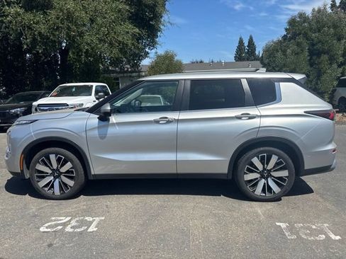 Used 2025 Mitsubishi Outlander SE AWD/4WD image 2