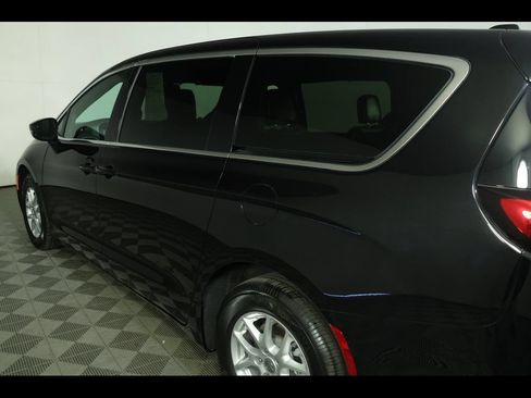 Used 2025 Chrysler Pacifica Select FWD image 18