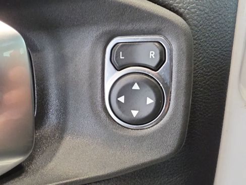 Used 2023 Jeep Wrangler Unlimited Sahara AWD/4WD image 17