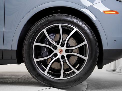 Used 2025 Porsche Cayenne image 34