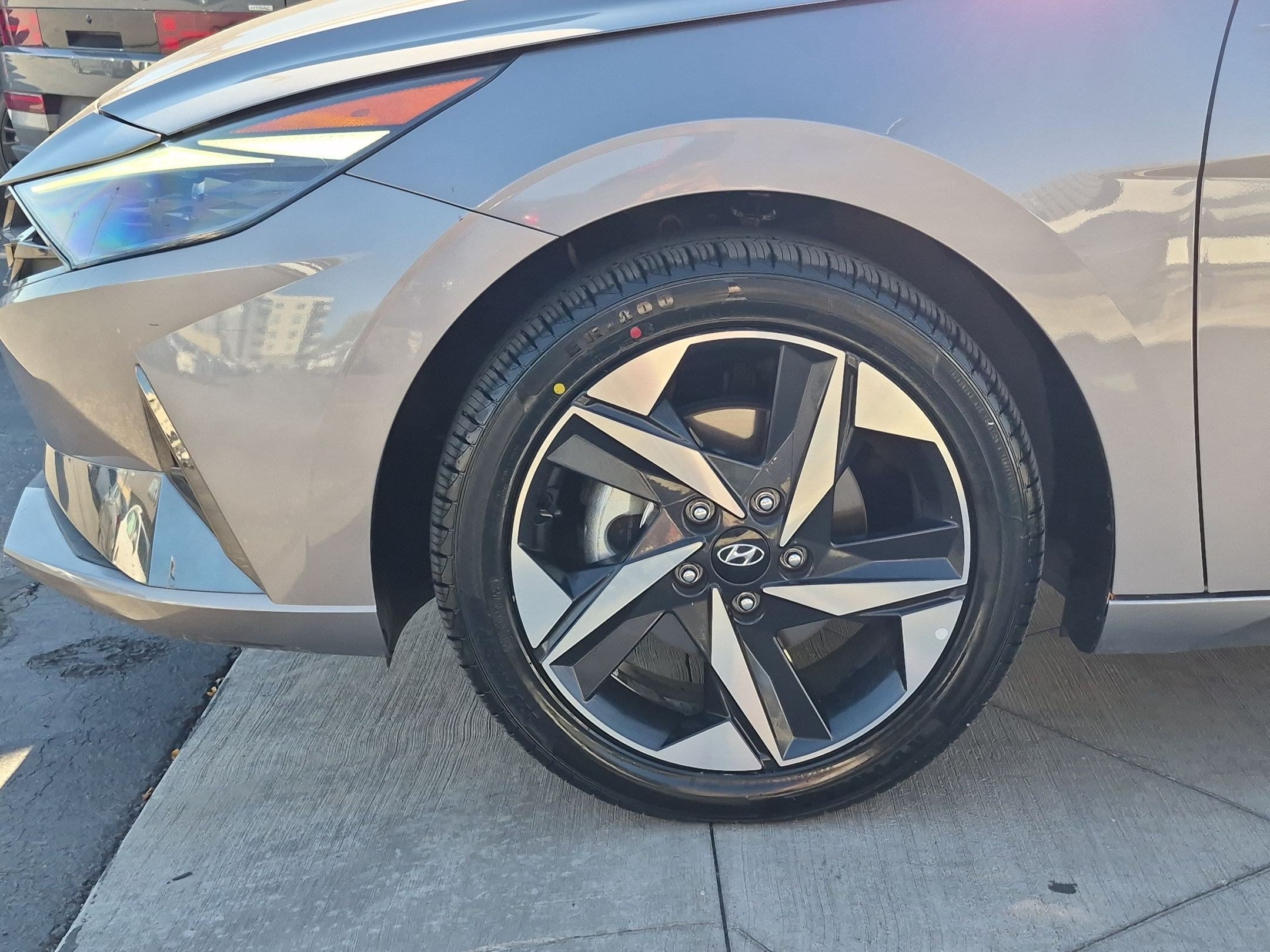 Certified 2023 Hyundai Elantra Limited w/ Preferred Accessory Package FWD image 13