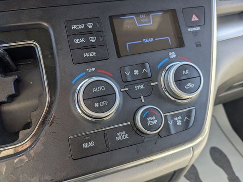 Used 2018 Toyota Sienna LE image 21