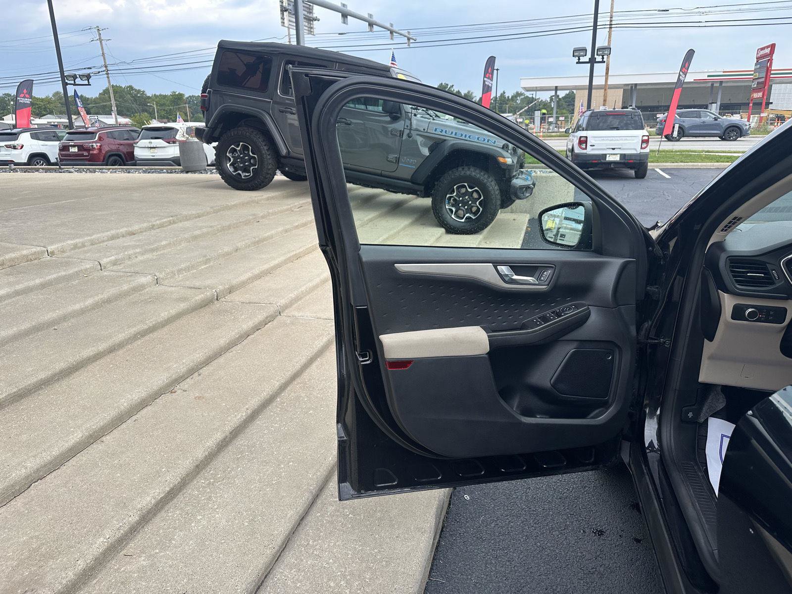 Used 2020 Ford Escape SE FWD image 17