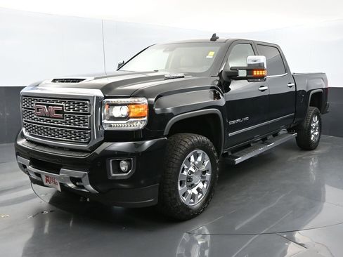 Used 2019 GMC Sierra 2500 Denali w/ Duramax Plus Package image 2