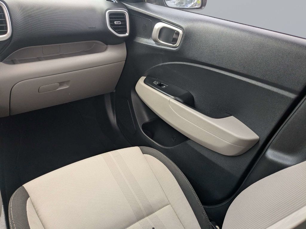 Used 2023 Hyundai Venue SEL FWD image 21
