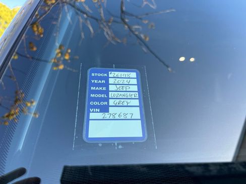 Used 2024 Jeep Wrangler Unlimited image 25