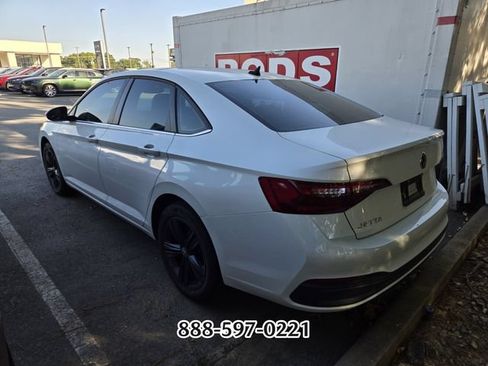 Used 2023 Volkswagen Jetta SE FWD image 2