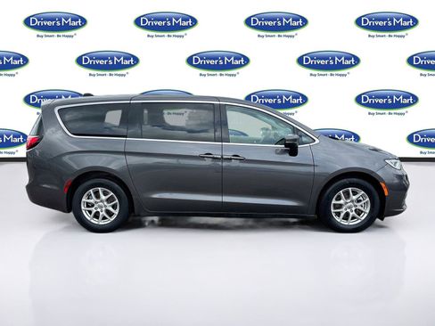 Used 2023 Chrysler Pacifica Touring-L FWD image 8