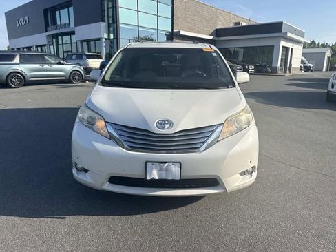 Used 2011 Toyota Sienna Limited w/ Premium Pkg image 2