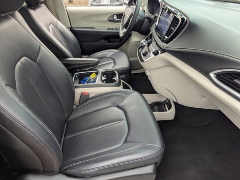 Used 2024 Chrysler Pacifica Select image 12