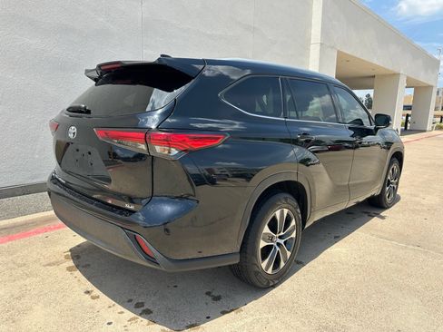 Used 2022 Toyota Highlander XLE FWD image 7