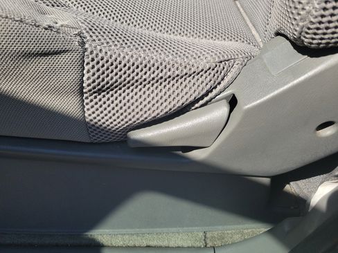 Used 2011 Nissan Frontier SV image 21