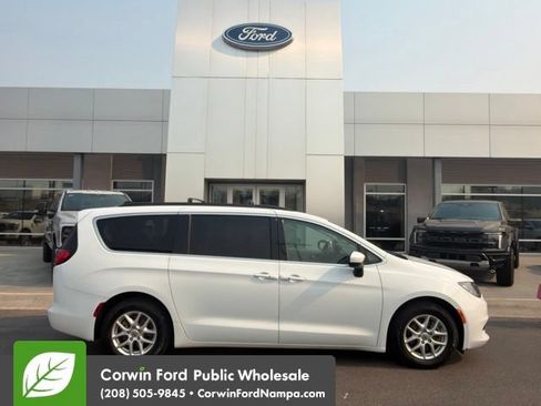 Used 2021 Chrysler Voyager Lxi FWD image 4