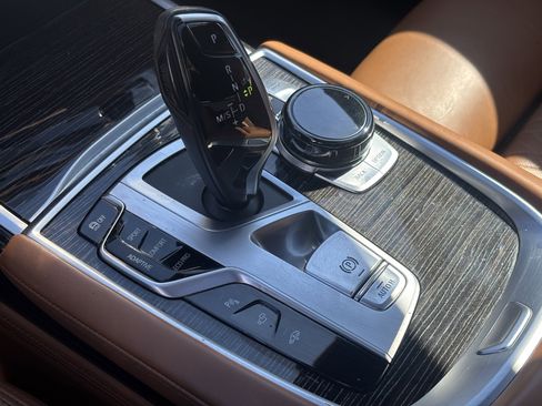 Used 2021 BMW 750i xDrive w/ Luxury Rear Seating Package image 12