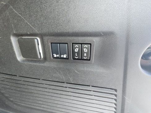 Used 2024 Chevrolet Suburban Z71 w/ Luxury Package image 11