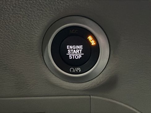 Used 2023 Chrysler Pacifica Limited w/ Uconnect Theater Family Group FWD image 22