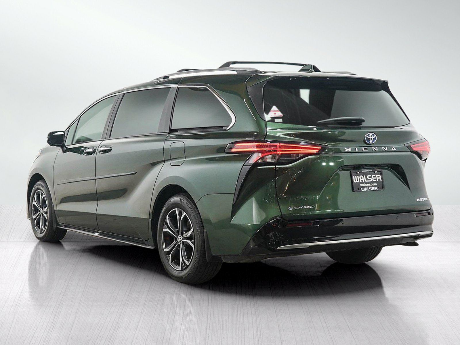 Used 2025 Toyota Sienna Platinum AWD/4WD image 3