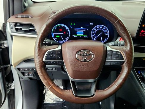 Used 2021 Toyota Sienna Platinum FWD image 14