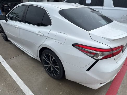 Used 2019 Toyota Camry SE FWD image 6