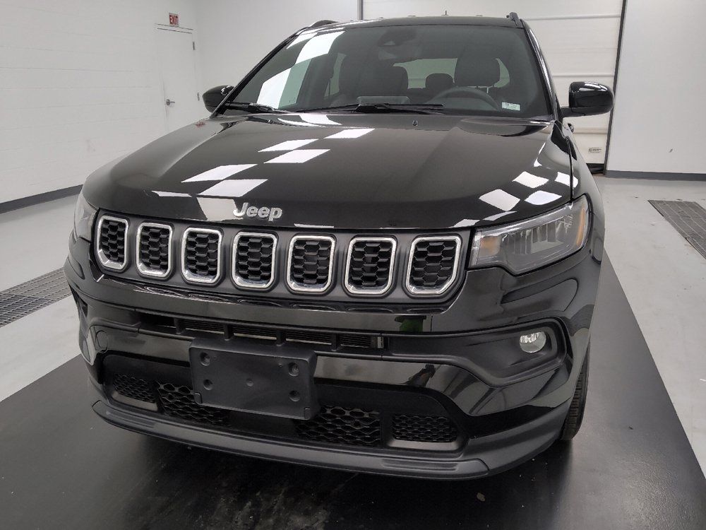 Used 2025 Jeep Compass Latitude AWD/4WD image 15