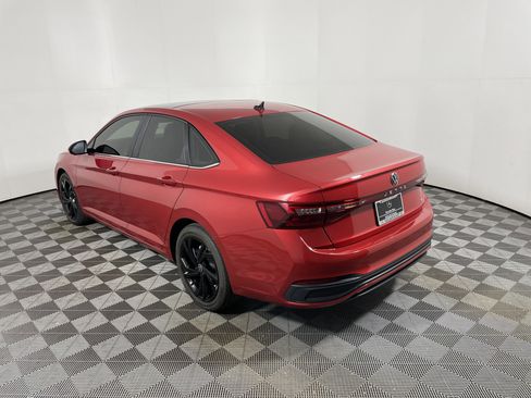 Used 2025 Volkswagen Jetta SE image 3