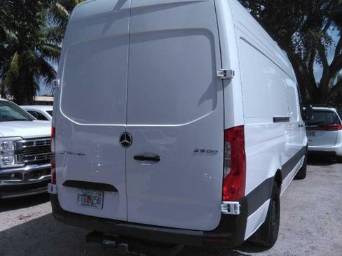 Used 2025 Mercedes-Benz Sprinter 2500 image 12