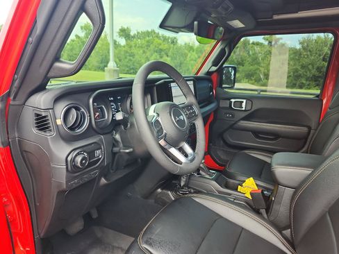 Used 2025 Jeep Wrangler Unlimited Sahara AWD/4WD image 13