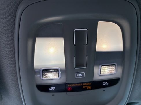 Certified 2025 Volvo XC40 B5 Core image 32