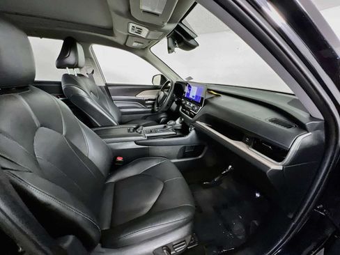 Used 2024 Toyota Grand Highlander AWD image 31
