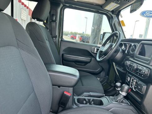Used 2023 Jeep Gladiator Sport AWD/4WD image 13