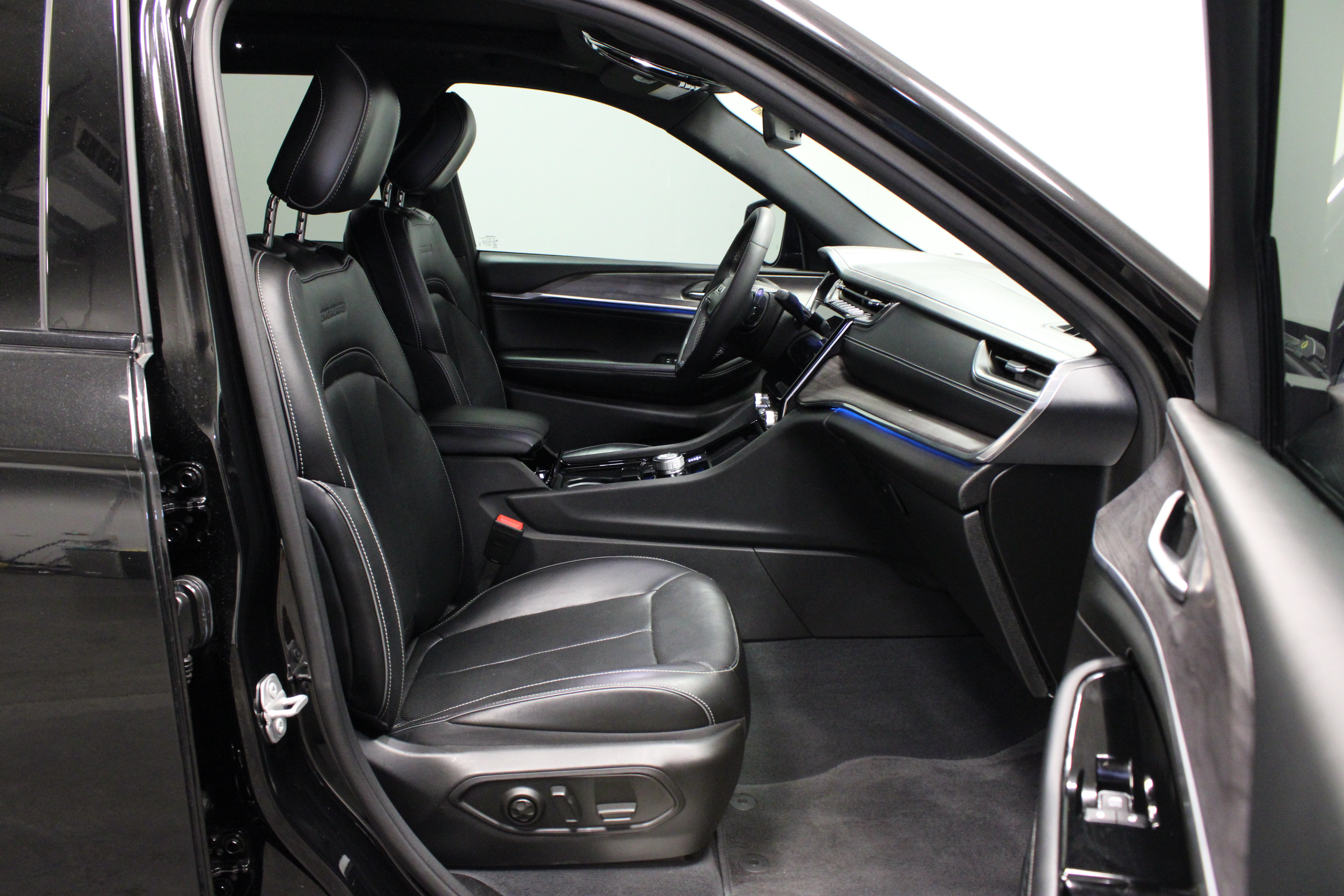Used 2023 Jeep Grand Cherokee Overland AWD/4WD image 15