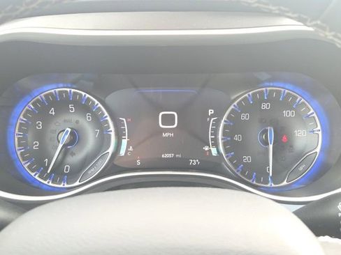 Used 2023 Chrysler Pacifica Touring-L FWD image 47