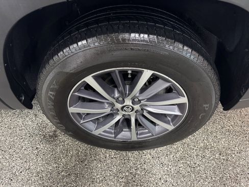 Used 2019 Toyota Highlander XLE image 14