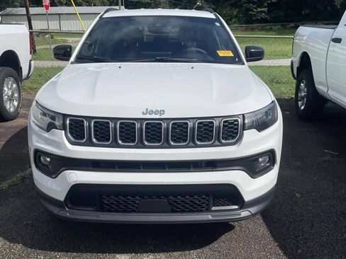 Used 2024 Jeep Compass Latitude AWD/4WD image 2