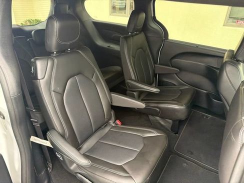 Used 2025 Chrysler Pacifica Select AWD/4WD image 21