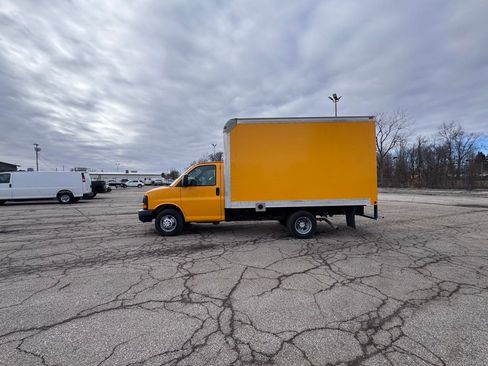 Used 2016 Chevrolet Express 3500 RWD image 2