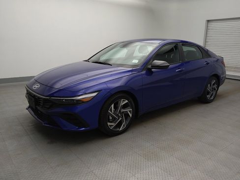 Used 2025 Hyundai Elantra Sport image 2