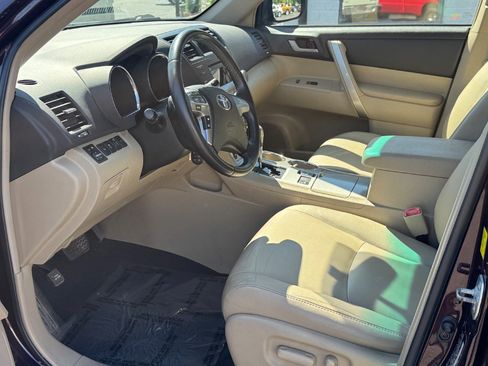 Used 2011 Toyota Highlander SE w/ Tow Pkg AWD/4WD image 12