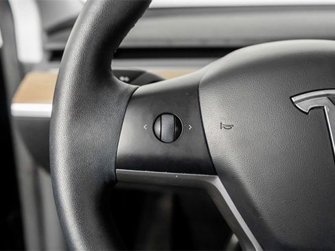 Used 2022 Tesla Model Y Long Range image 24