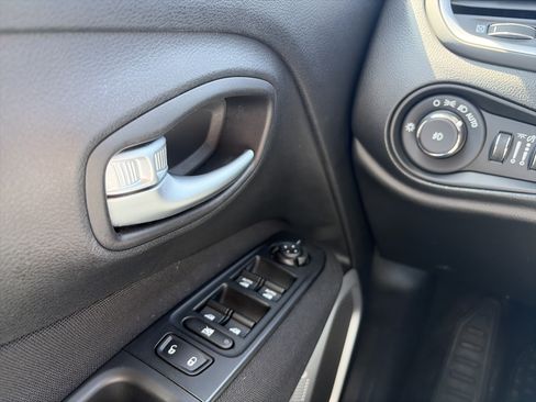 Used 2020 Jeep Renegade Latitude w/ Cold Weather Group AWD/4WD image 24