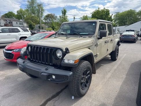 Used 2022 Jeep Gladiator Sport image 3