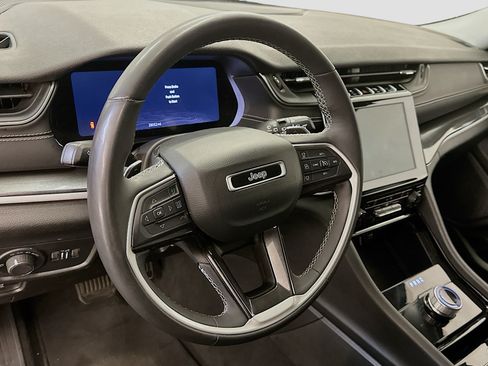 Used 2023 Jeep Grand Cherokee Laredo w/ Luxury Tech Group I AWD/4WD image 18