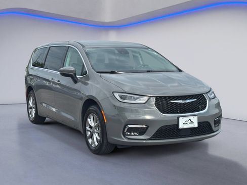 Used 2023 Chrysler Pacifica Touring-L AWD/4WD image 5