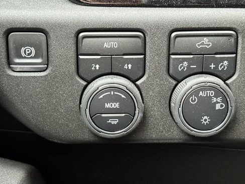 Used 2025 Chevrolet Silverado 1500 LT image 39