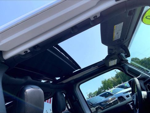 Used 2023 Jeep Wrangler Unlimited Sahara AWD/4WD image 10