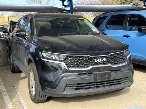 Used 2022 Kia Sorento LX image 3