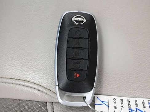 Used 2025 Nissan Pathfinder SL FWD image 25