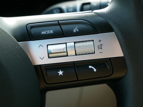 Certified 2025 Hyundai Tucson SE image 30